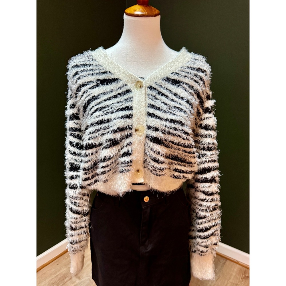 Willow & Wind Zebra Print Fuzzy Cropped Button Down‎ Sweater Women's Size M